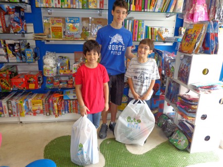 Felipes vencedores do concurso de desenho com Otávio